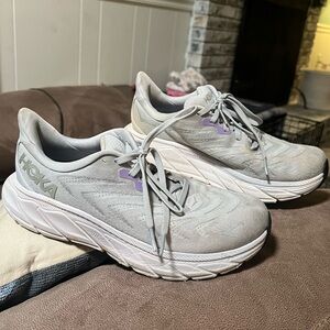 Hoka Arahi 6 Running Shoes in Light Gray